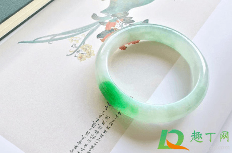 翡翠洗澡要拿下来吗