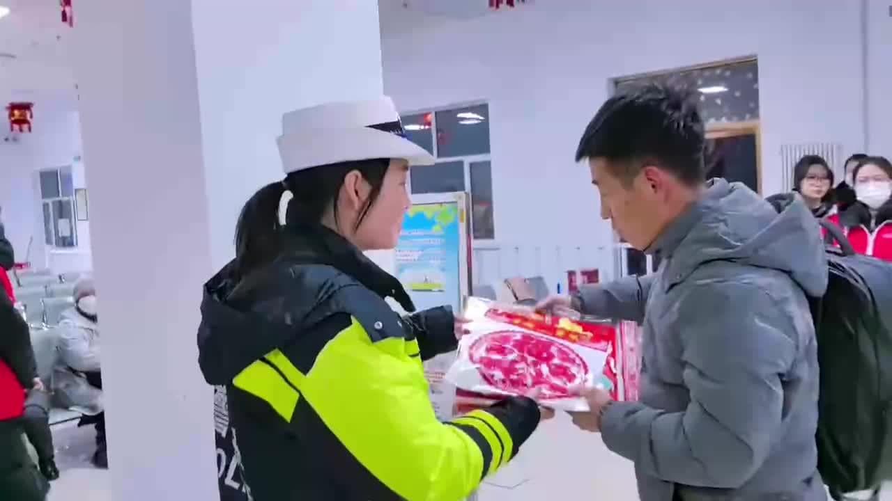 阿拉善交警：开启“护航模式” 让春运“回家路”顺畅又温暖