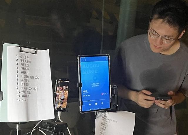 上海医生路边直播获大学生助力，手术后仍坚持查房