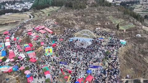 贵州大方：万人齐聚踩花山 苗乡风情别样浓