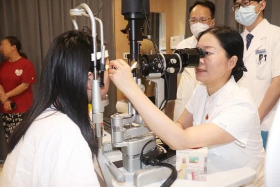 高考前夕考生视力骤降，福州爱尔眼科启动绿色通道紧急施救