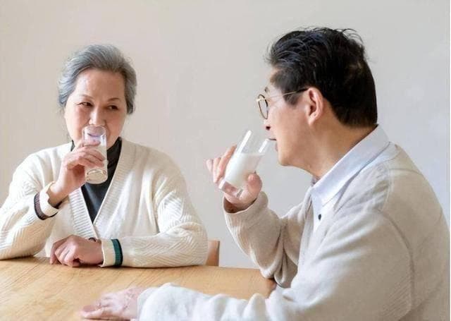 牛奶是糖尿病发物吗？医生：要想血糖不上升，牛奶最好这样喝