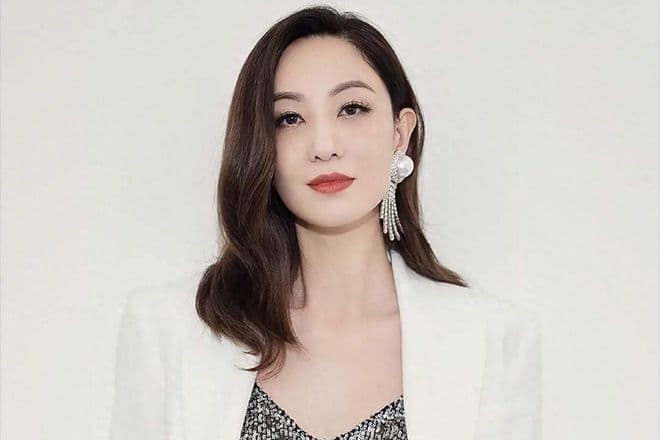 万万没想到，知名港星郑希怡举家搬离上海，却突然宣布重回香港