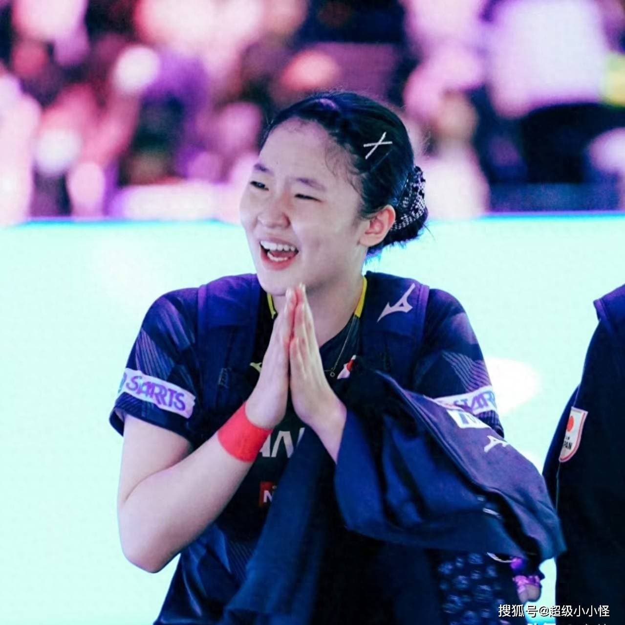 张本美和在妈妈陪伴下，收获中国粉丝礼物！张本智和与父亲聊战术