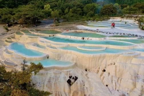 白水台：中国最大规模的冷泉型淡水碳酸盐泉华台地