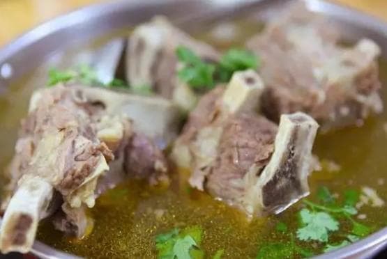 揭秘煮肉浮沫：到底是脏东西还是营养精华？该撇去吗？很多人做错