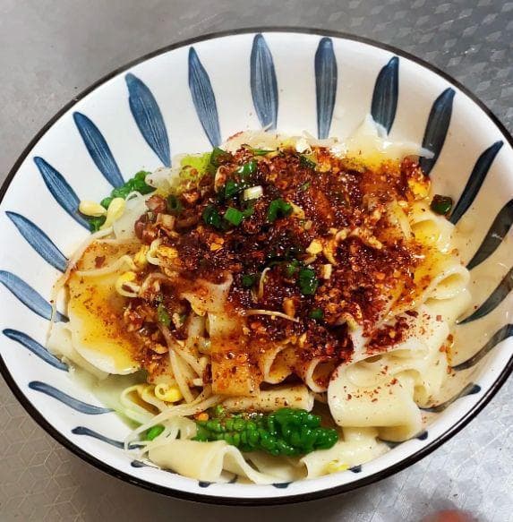 香辣诱人！一碗油泼面满足你的味蕾