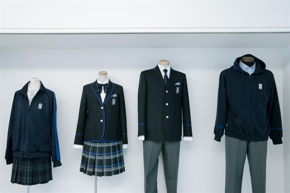 日本潮流大师藤原浩操刀学校制服设计，经典闪电标志融入蓝白格纹