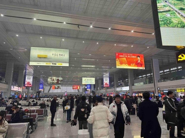 直击2025年春运首日丨重庆火车站设置“一窗通办” 拟加开“夜间高铁”
