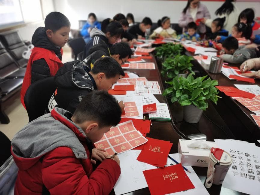 笔墨传祝福，携手迎新春：长沙芙蓉区举办亲子书法活动