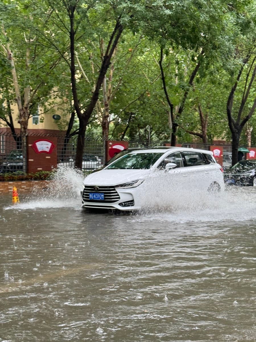 暴雨天开车全攻略：涉水、双闪、新能源车注意事项都在这