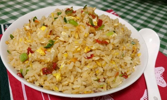 时蔬沙茶蛋炒饭：一道菜满足营养与口感双重需求