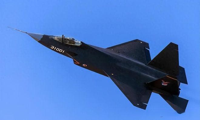 “鹘鹰”隐形战斗机：空军版称为歼-31，海军版命名为歼-35