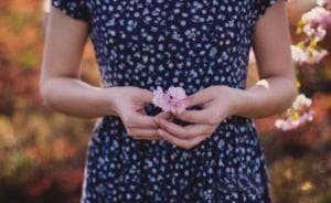 母乳和奶粉最大的区别有4点，哪个营养更高看了就知道