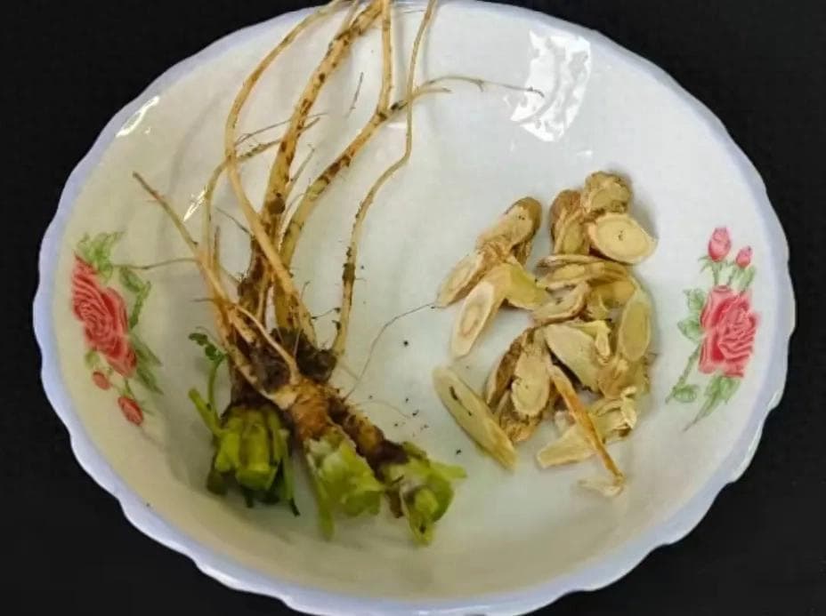 香菜根配黄芪在锅里煮一煮，我家隔三差五就煮着喝，既省钱又实用