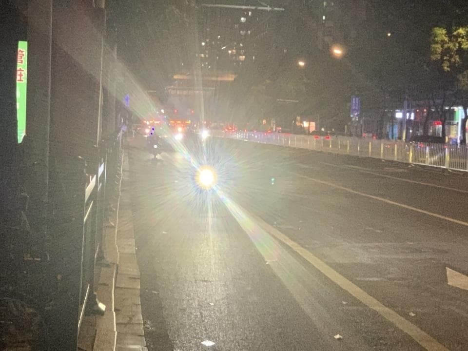 广州改装车头灯现象频现，电单车入夜变“灯光刺客”