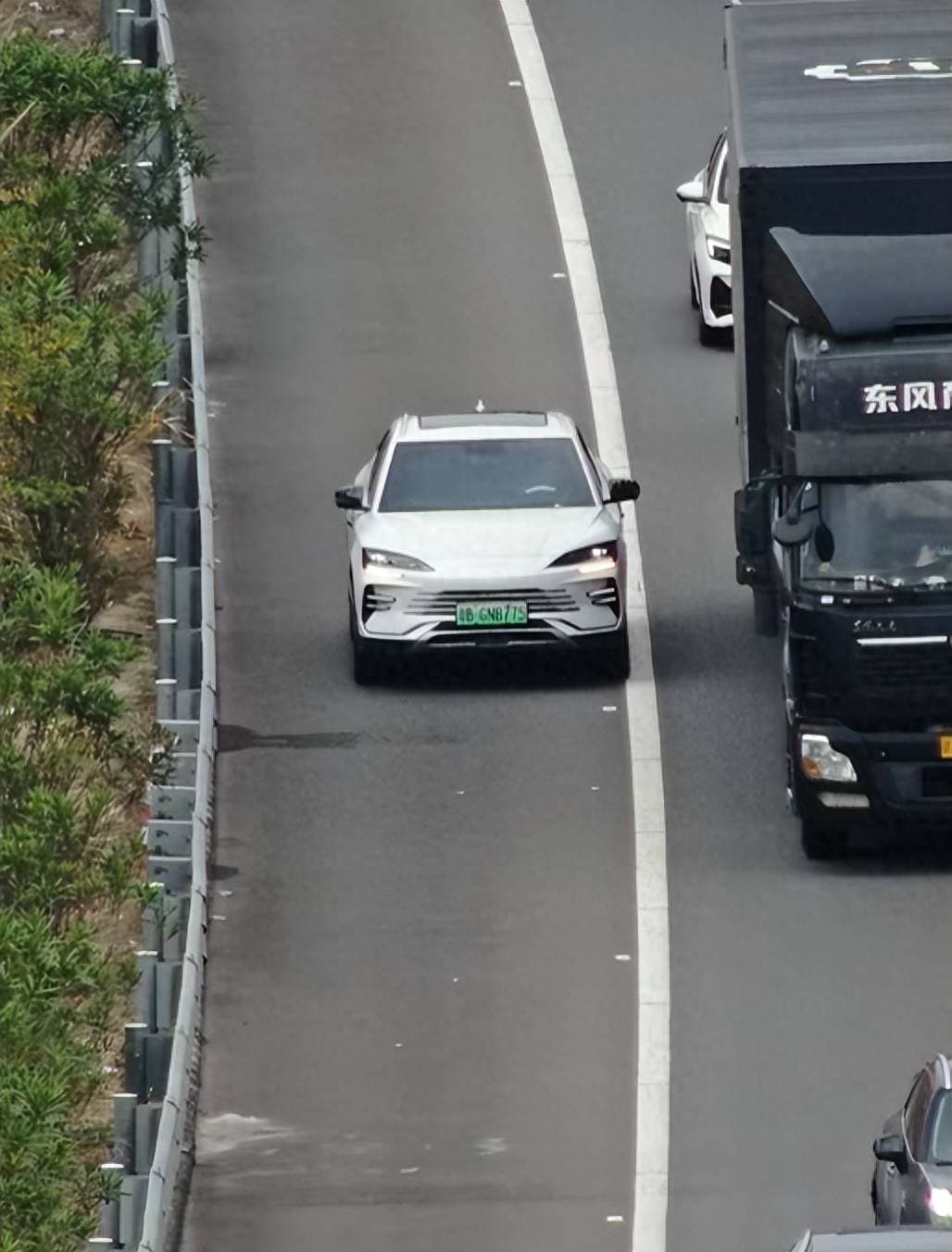多地交警启用无人机抓拍占用应急车道，一张200元