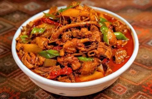 新疆大盘鸡：一道让人难以抗拒的新疆名菜