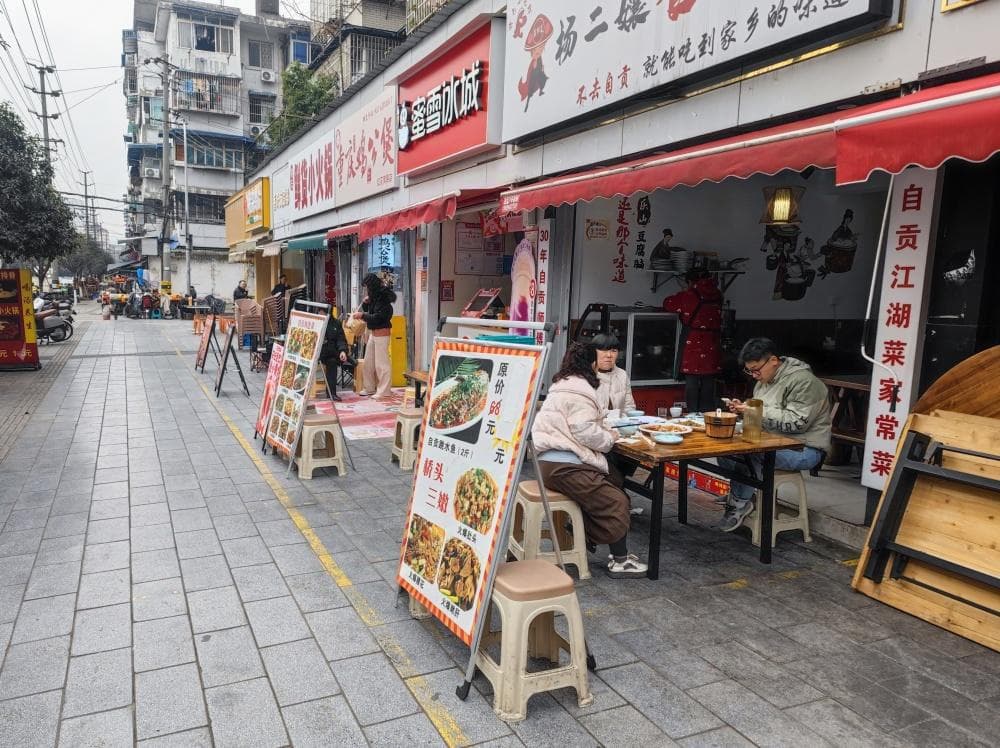 外摆不越线、也有商家占了人行道……记者暗访临街商铺外摆