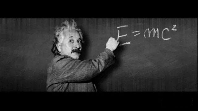 深层解读E=MC²平方中M的含义，里面蕴藏着更深层宇宙奥秘！