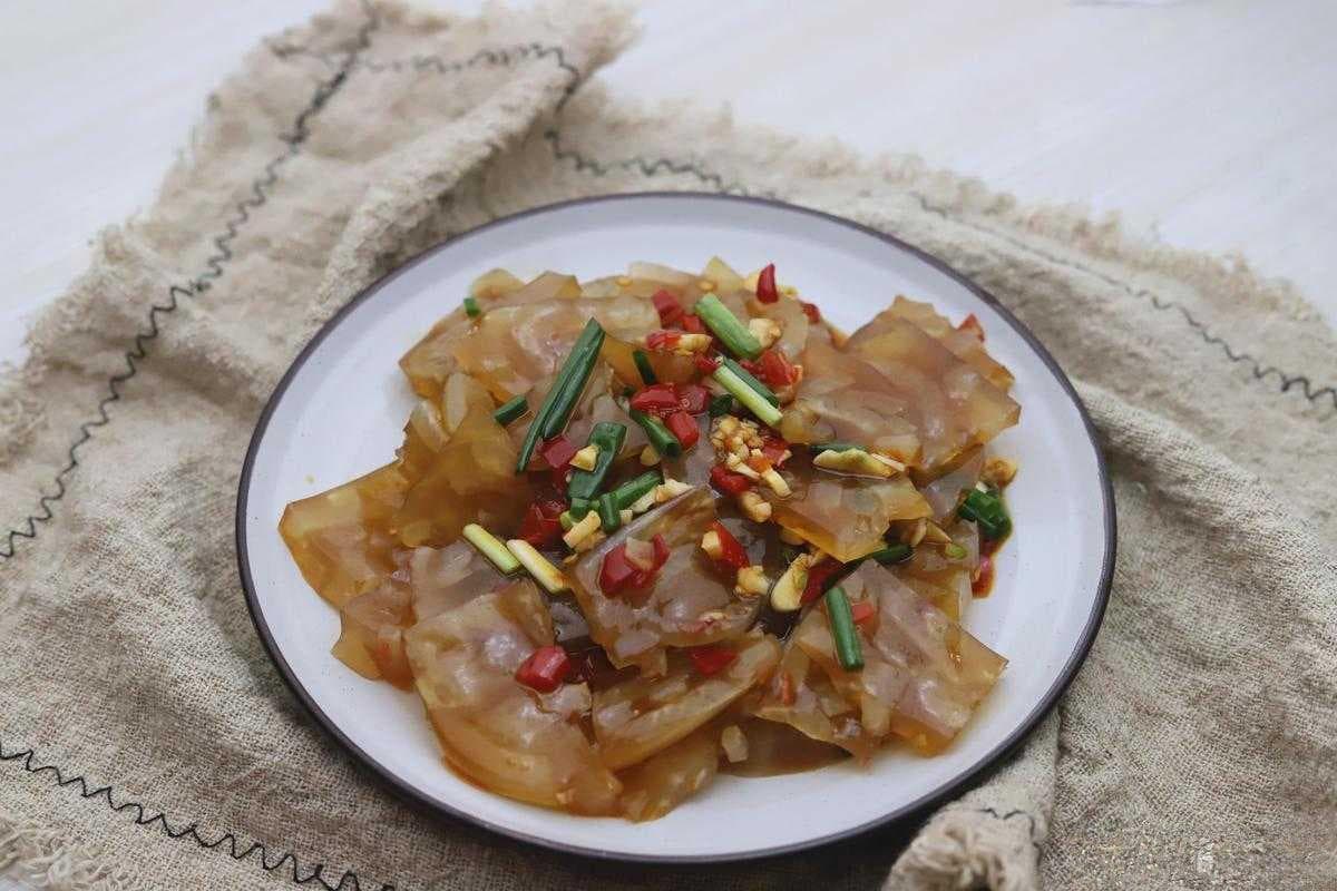 熬皮冻猪皮和水的比例为 1-3 教你轻松制作美味皮冻