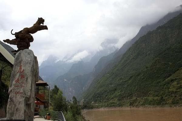 云南迪庆香格里拉虎跳峡景区：世界最深峡谷的壮丽景观
