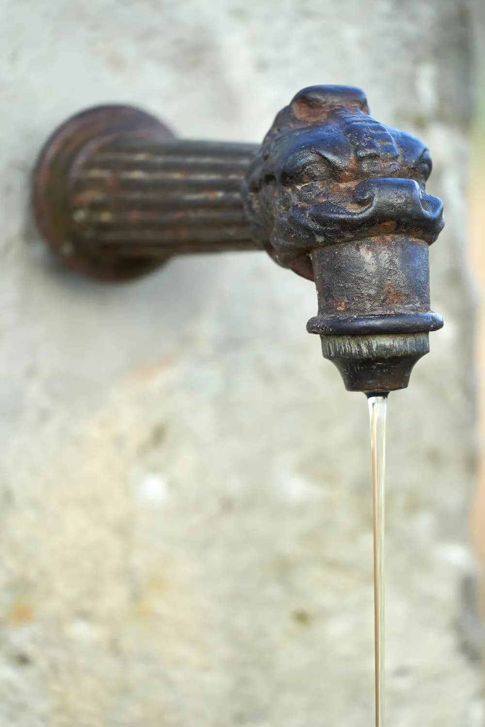 管道锈蚀致自来水变色，水务集团紧急检修