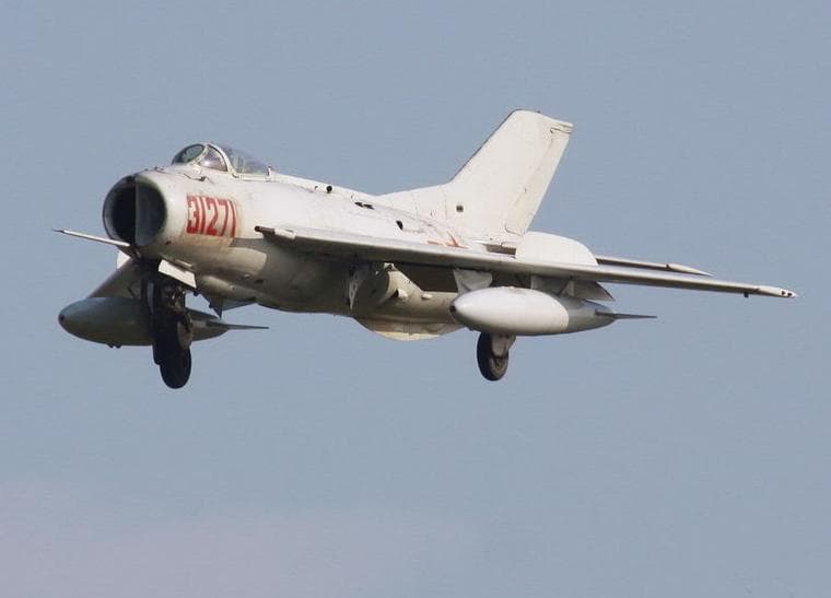 中国航空史上的奇迹，两款仿制战机卖出1000多架，纪录至今没打破