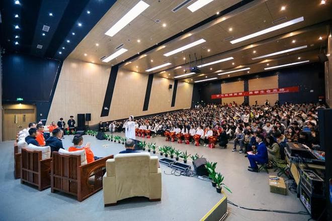 九位珠峰英雄走进贵阳信息科技学院 用攀登精神点亮青春信仰