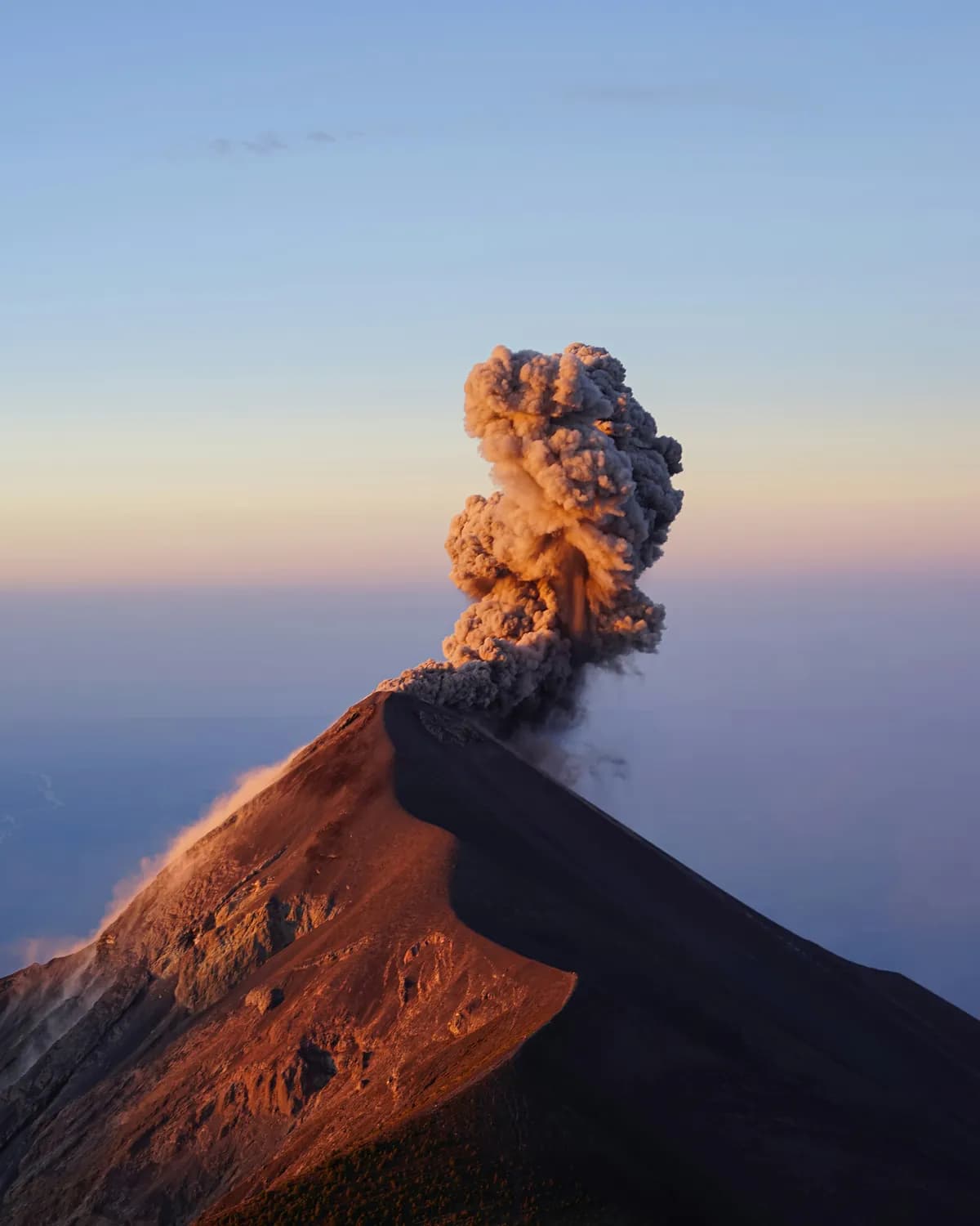 危地马拉火山探险：近距离观赏世界最活跃火山