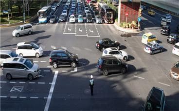 在高速公路上行驶时必须做到的预防措施有