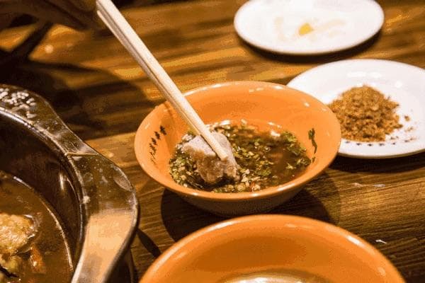 火锅蘸料咋配？学会这几招，以后总有人请你吃火锅！