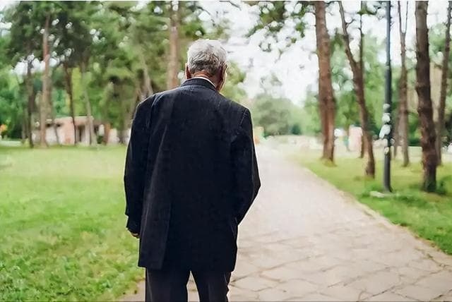 靠散步就能降血糖？医生：最适合高血糖老人的3个行为，日常多做