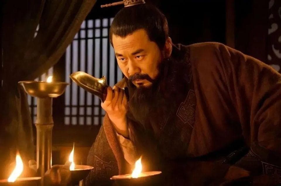 “治世之能臣，乱世之奸雄”：这句话是夸曹操，还是骂曹操？