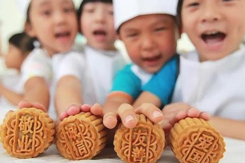 营养专家：吃月饼也有年龄限制丨中秋将至，收下这份《儿童吃月饼“指南”》