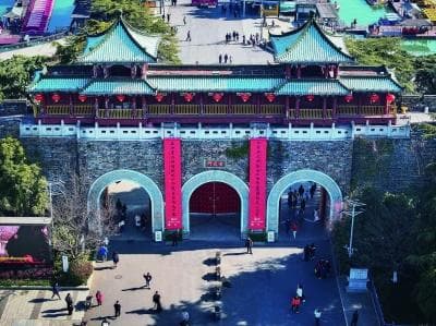 南京：火红春联映古城 楹联文化传千年
