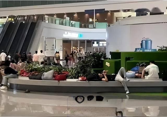 大兴机场被北漂睡成“洗浴中心”，撕开当下社会最体面的一幕
