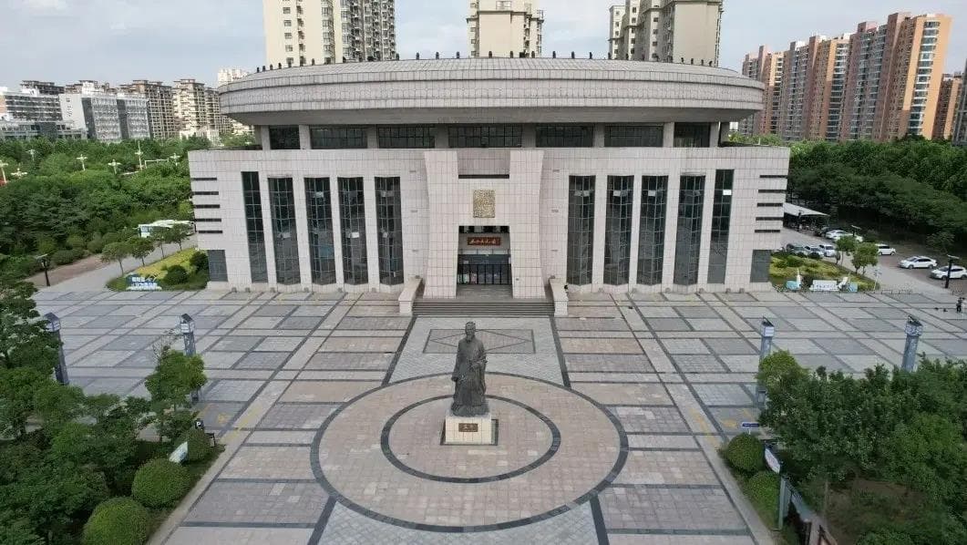 冷眼观世界 逍遥待人生——庄子的处世智慧及其现代启示