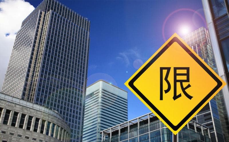 两个孩子在校玩耍，一方眼镜损坏责任如何判定？