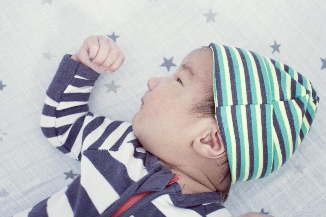 婴儿睡眠安全：为宝宝选择合适的枕头指南！