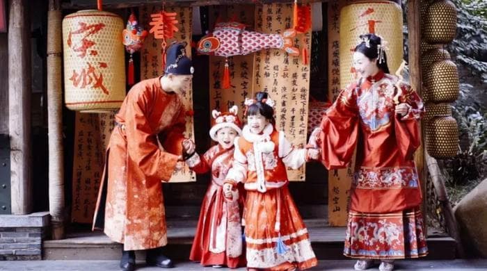 杭州新春年味浓：传统非遗与现代国潮共谱“狂欢中国年”