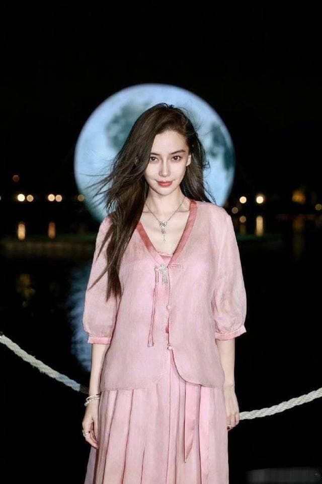 解禁后首晒娃照，Angelababy复出之路充满坎坷