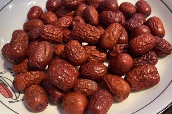 红枣桂圆煮水：简单易做的养生饮品