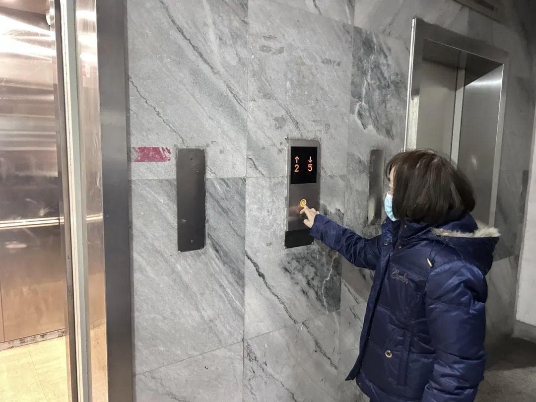 终于告别“搁楞”声！虹连大楼470户居民圆电梯更新梦