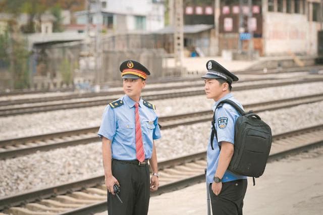 《驻站》：一个驻站警察的日常，一部乡村振兴的缩影
