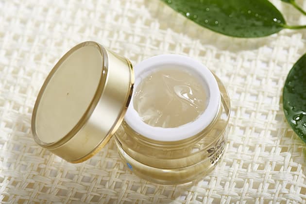 如何选择适合的面霜或乳液？使用面霜需要注意什么问题？