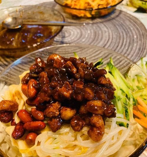 私房炸酱面制作全攻略：从选材到装盘的详细步骤