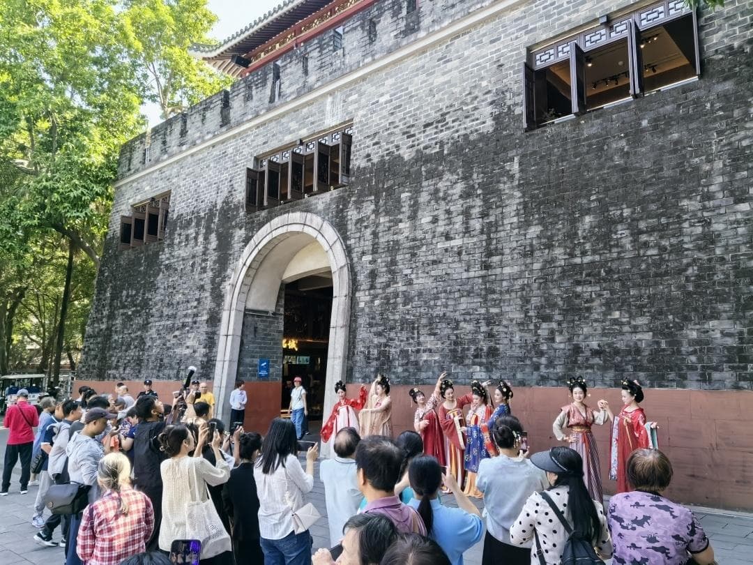逛城墙、看非遗、赏灯景，十八城联盟代表体验广州历史文化与现代活力