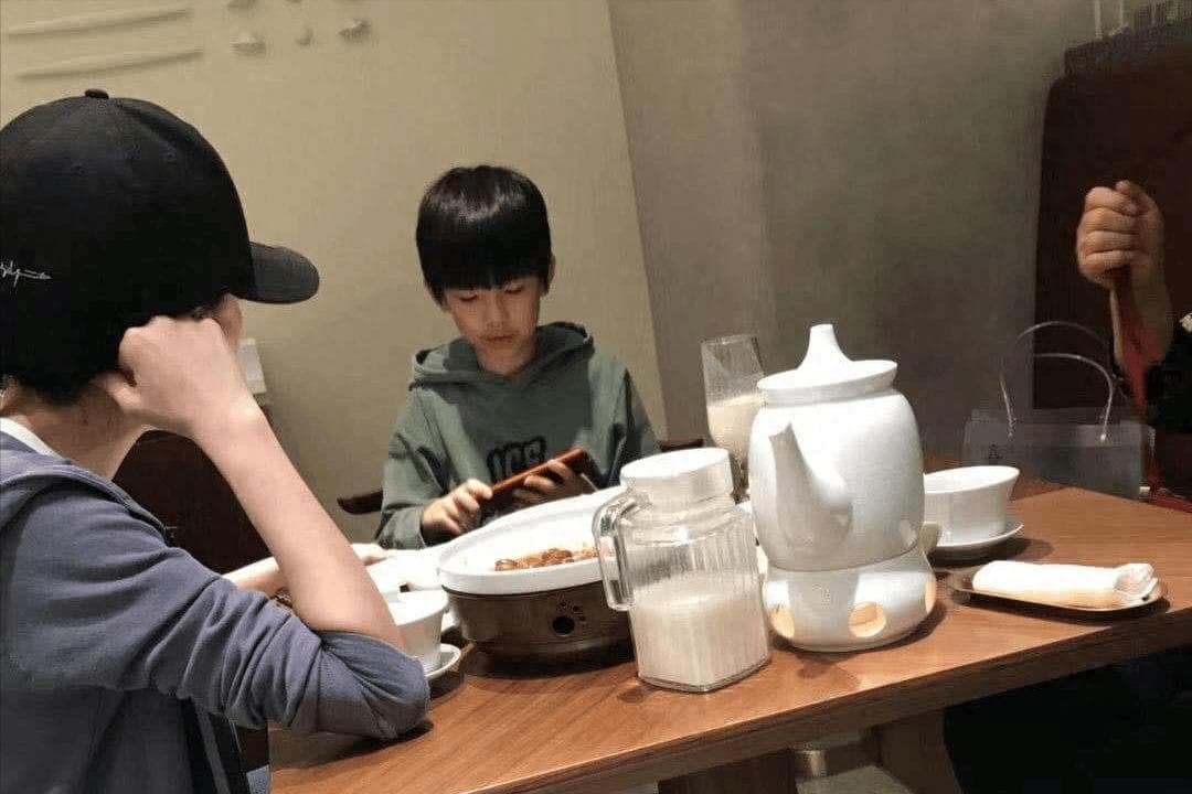 边吃饭边看手机，给孩子带来的3点危害，远比父母想象中的大