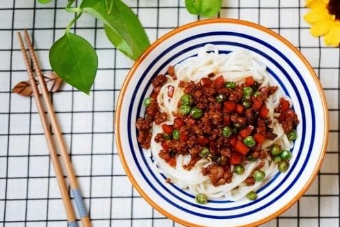豌豆肉末拌面：简单美味的家常面食制作指南